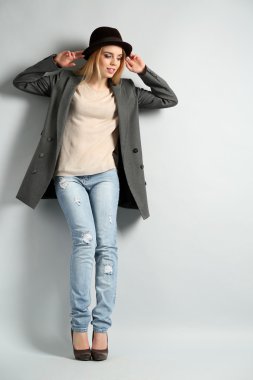 Etkileyici genç model gri arka plan üzerinde