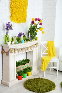 Oda güzel bahar süslemeleri ile şömine