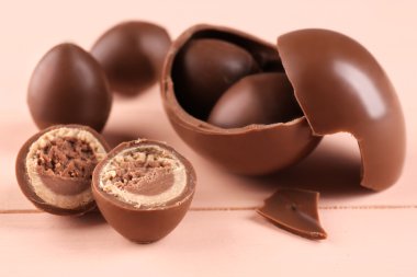 Ahşap masa, closeup üzerinde çikolata Paskalya yumurtaları
