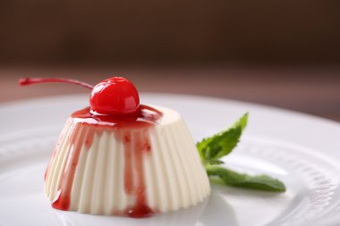 Plaka, lezzetli panna cotta tatlı yakın çekim 