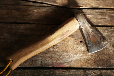 Ahşap arka plan üzerinde keskin balta