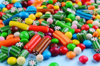 Açık mavi renkli üzerinde renkli şekerler