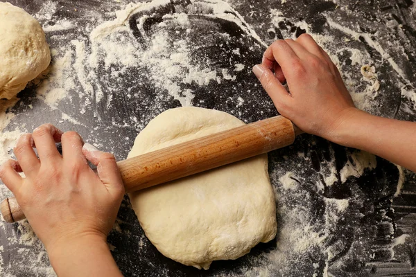 Deeg maken door vrouwelijke handen — Stockfoto