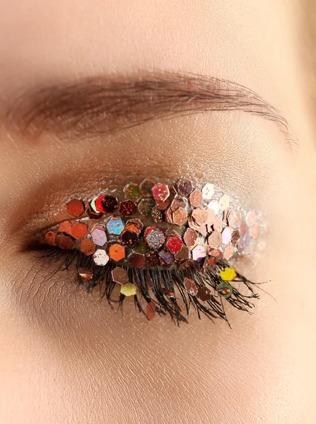 Weibliches Auge mit ausgefallenem Glitzer-Make-up — Stockfoto