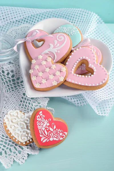 Herzförmige Plätzchen zum Valentinstag auf Teller, auf farbigem Holzhintergrund — Stockfoto