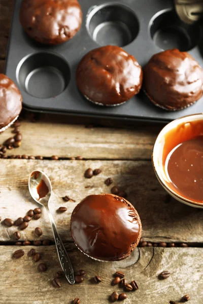 Smakelijk zelfgemaakte chocolade muffins op houten tafel — Stockfoto