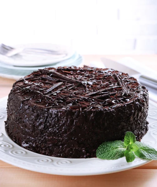 Sabroso pastel de chocolate con menta en la mesa de cerca —  Fotos de Stock