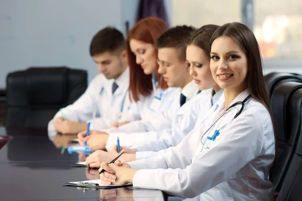Trabajadores médicos que trabajan en la sala de conferencias — Foto de Stock