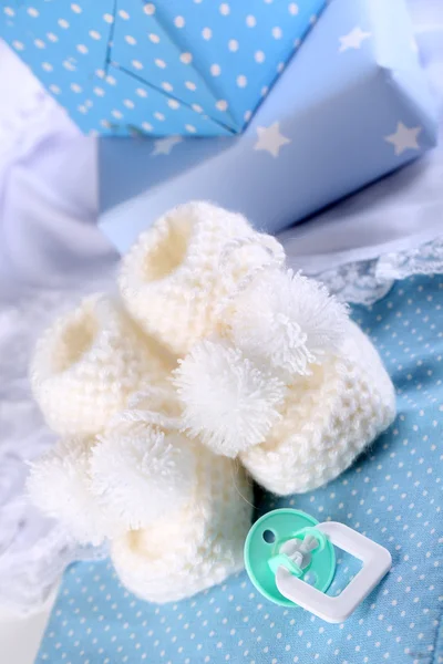 布のクローズ アップの白い赤ちゃんブーツ — ストック写真