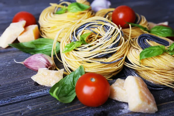 Pastas crudas con queso y verduras sobre fondo de madera —  Fotos de Stock