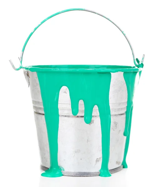 桶上白色孤立的绿色油漆 — 图库照片