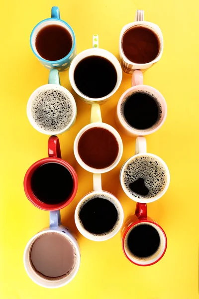 Mnoho šálků kávy v tabulce barev, pohled shora — Stock fotografie