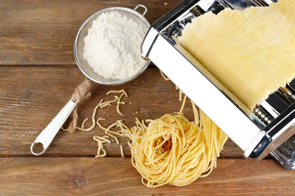 Making vermicelli with pasta machine — Stock Photo, Image
