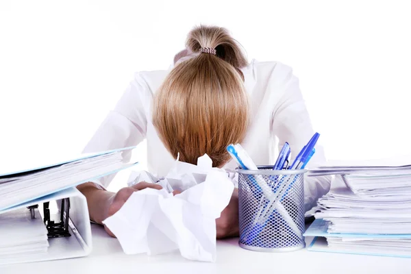 Zmęczona kobieta w jej miejscu pracy z dokumentami na białym tle — Zdjęcie stockowe