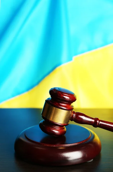 Wooden gavel and flag of Ukraine — Stock Photo, Image