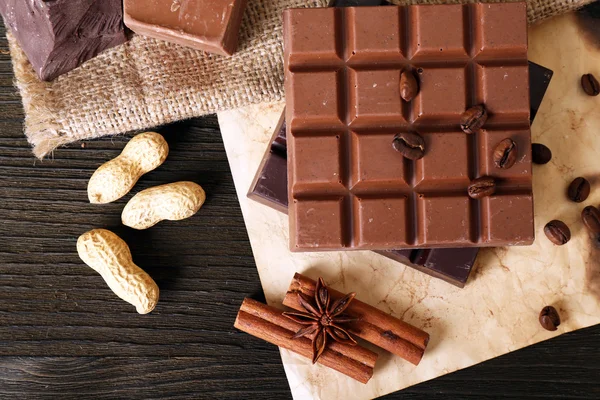 Natureza morta com conjunto de chocolate na mesa, vista superior — Fotografia de Stock