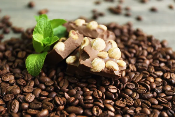 Schokolade mit Minze und Kaffeebohnen auf Holztisch, Nahaufnahme — Stockfoto