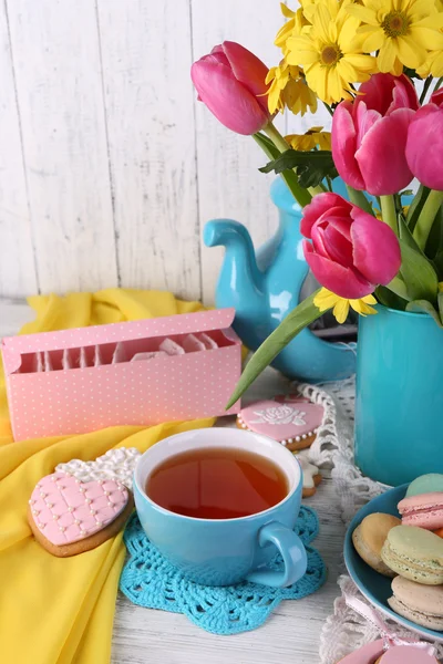 Composition des fleurs de printemps, thé et biscuits sur table close-up — Photo