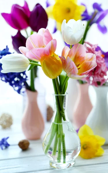 Όμορφα μπουκέτα λουλουδιών άνοιξη σε φόντο περβάζι — Φωτογραφία Αρχείου