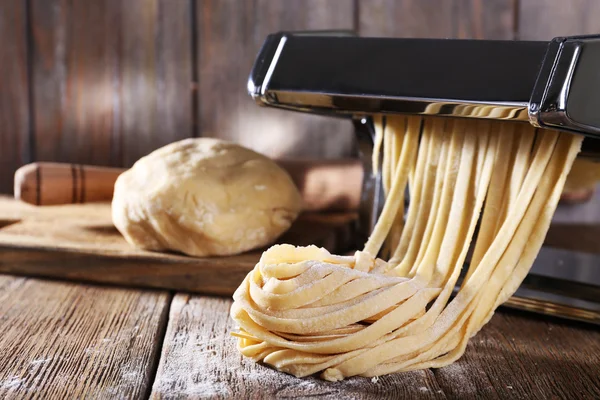 Making noodles with pasta machine — Stock Photo, Image