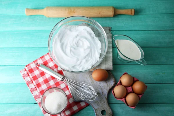 Schlageiweiß für Sahne auf Holztisch, Ansicht von oben — Stockfoto