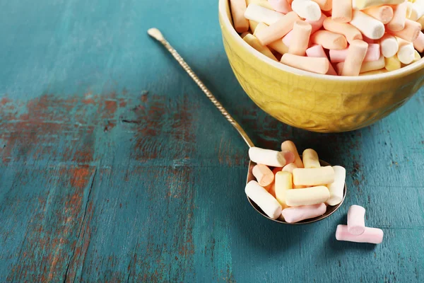 Dulces caramelos sobre fondo de madera de color — Foto de Stock