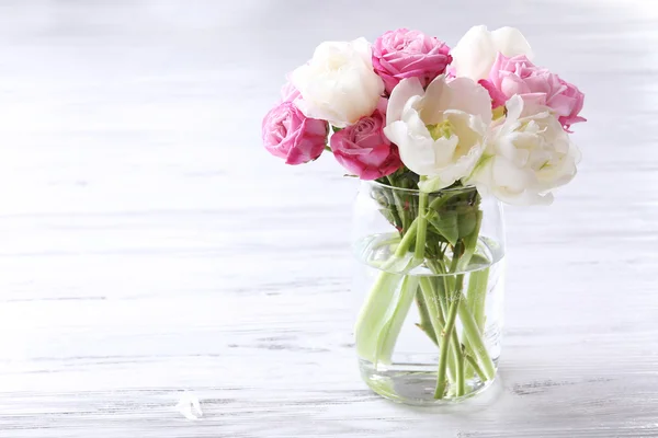 Bouquet de roses fraîches et de tulipes sur fond de bois — Photo