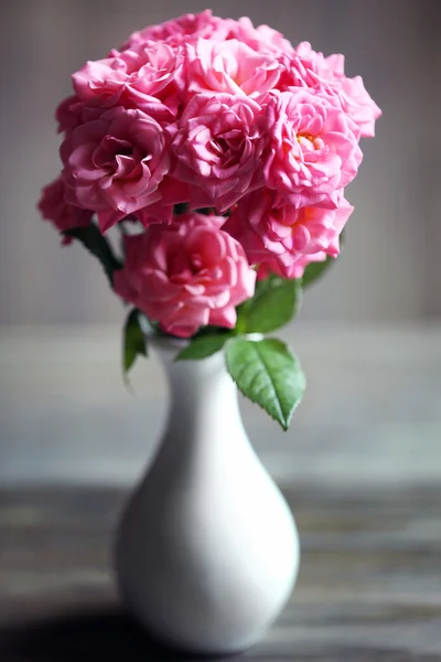 Bouquet of beautiful fresh roses on blurred background — Stock Photo, Image