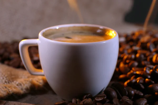 Kopje koffie met granen, close-up — Stockfoto
