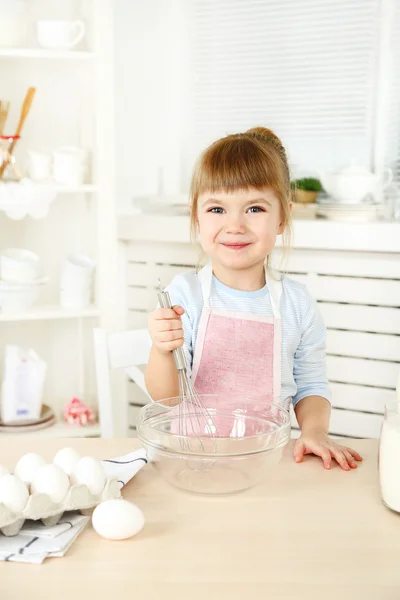 Liten flicka förbereda cookies i köket hemma — Stockfoto