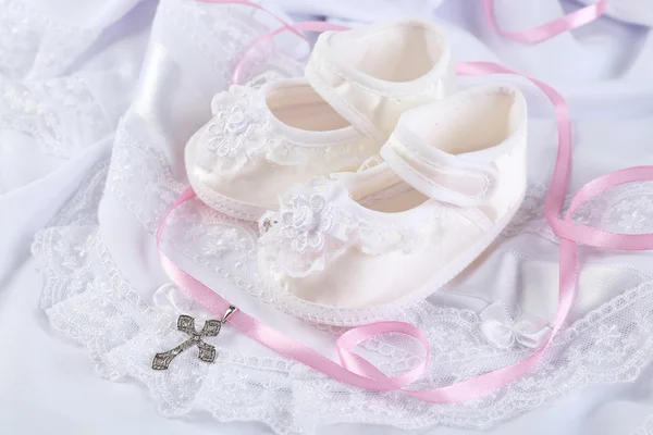 Chaussure bébé et croix pour le baptême — Photo