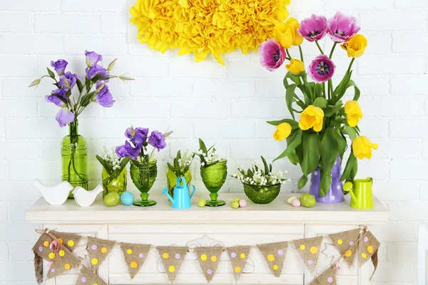 Chimenea con hermosas decoraciones de primavera en la habitación — Foto de Stock