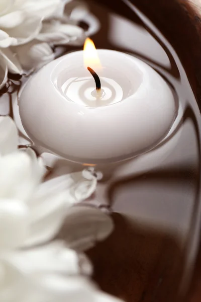 Tigela de água termal com flores e vela, close-up — Fotografia de Stock