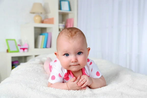 Niedliche Baby-Mädchen, zu Hause Interieur Hintergrund — Stockfoto