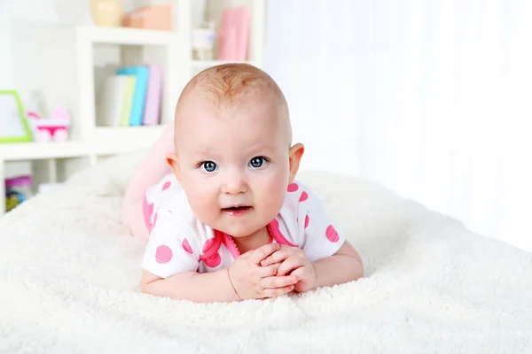 Schattige babymeisje, op huis interieur achtergrond — Stockfoto