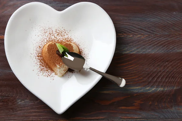 Sabroso panna cotta postre en plato, sobre mesa de madera —  Fotos de Stock