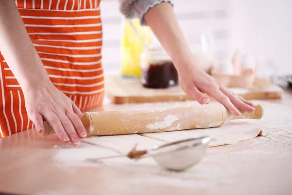 Haciendo galletas de croissant. Masa rodante . — Foto de Stock