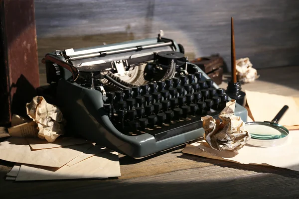Retro psací stroj na dřevěné pozadí — Stock fotografie