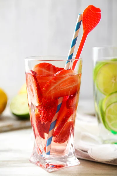 Cócteles con fresas frescas y limón sobre fondo de madera —  Fotos de Stock