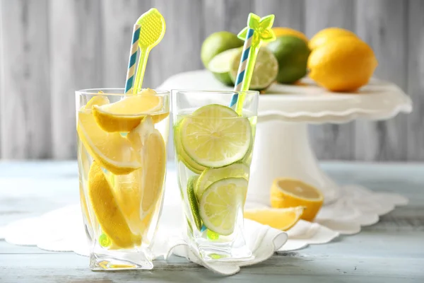 Cocktails met verse citrusvruchten op houten achtergrond — Stockfoto