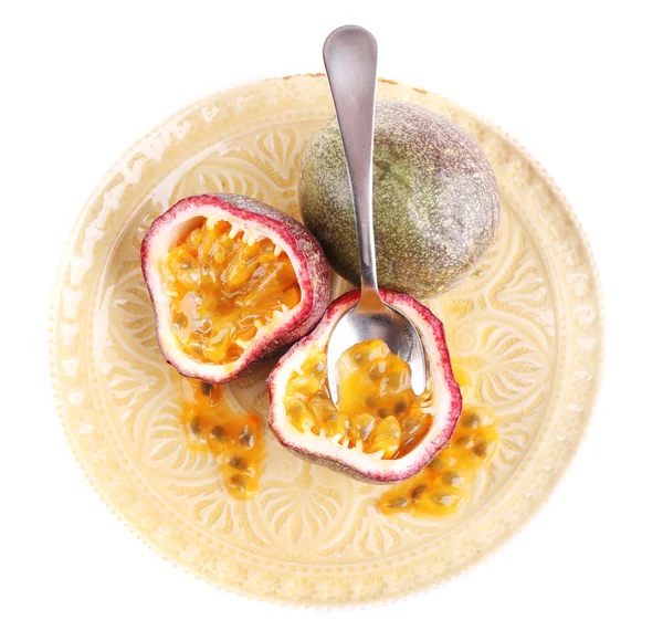 Passion fruit beyaz izole plaka üzerinde — Stok fotoğraf