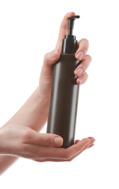 Eller üzerinde beyaz izole kozmetik şişe ile