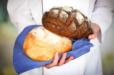Kadın elinde taze ekmek