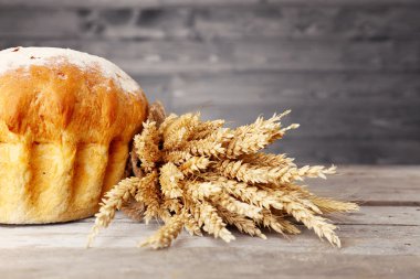 Ahşap arka plan üzerinde kulakları ile ekmek