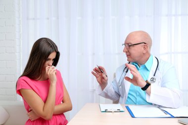 Profesyonel doktor ofisinde beyaz perde arka plan üzerinde alıcı hasta