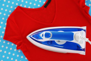 Demir ve gömlek gemide kapat