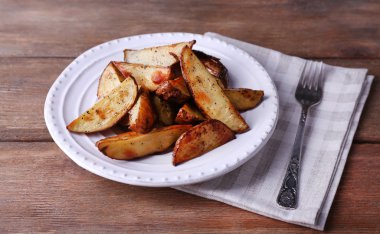 Pate üzerinde fırında patates