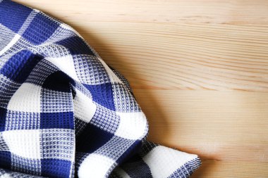 Ahşap arka plan üzerinde mutfak havlusu