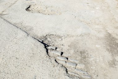 Çukurları olan çok kaliteli bir yol.