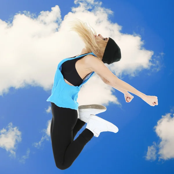 Mujer saltando en el fondo del cielo —  Fotos de Stock